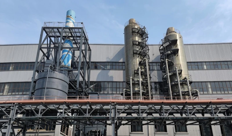 Toepassingsscenario's van een geïntegreerd systeem voor stofverwijdering, ontzwaveling en denitrificatie voor de grafitisatie van hoogwaardig lithiumbatterij-anodemateriaal en de behandeling van rookgassen uit Acheson-ovens in de wereldwijde toeleveringsketen van elektrische autobatterijen.